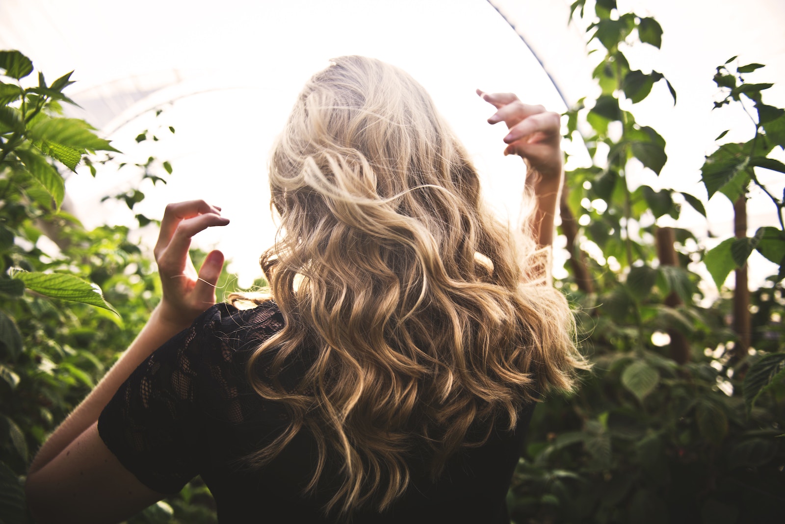 Jak pielęgnować naturalne włosy – porady dla każdej włosomaniaczki