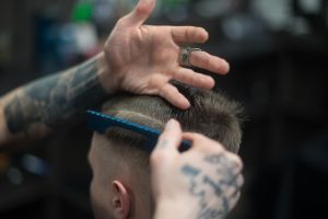 Sposoby na efekt „beach waves” – jak uzyskać plażowe loki?