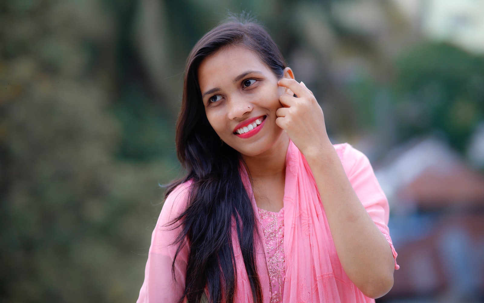 Fryzury damskie na specjalne okazje – jak się wyróżnić?