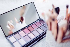 Jakie są najnowsze trendy w kolorach włosów na sezon wiosna-lato?
