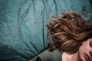 Fryzury na krótkie włosy – minimalistyczny styl dla pewnych siebie kobiet