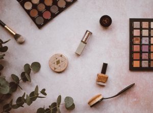 Jak ćwiczyć twarz, aby uzyskać efekt naturalnego liftingu?