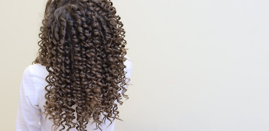 Jak dobrać kosmetyki do włosów kręconych? Kompleksowa pielęgnacja loków i fal