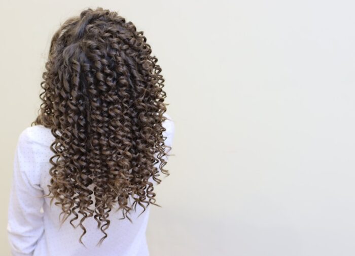 Jak dobrać kosmetyki do włosów kręconych? Kompleksowa pielęgnacja loków i fal